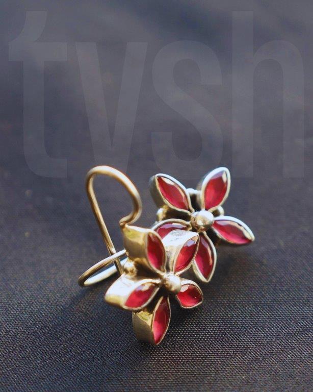 Loop design flower with red semiprecious stones
