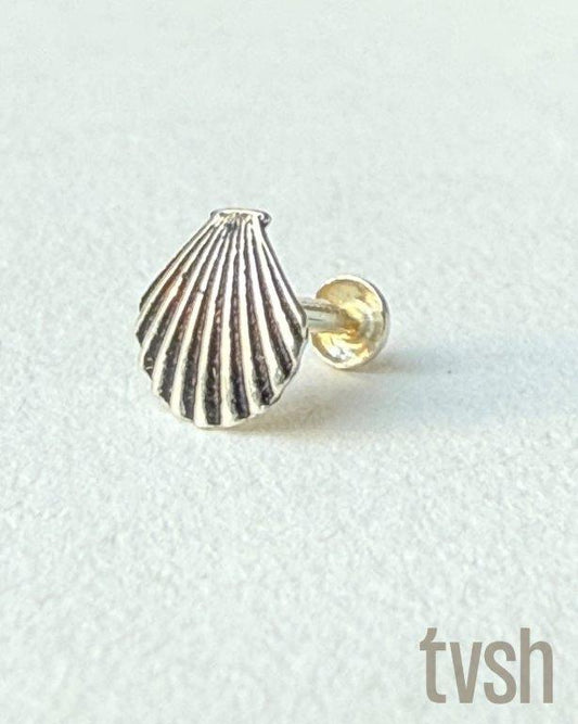 Shell shaped silver nose pin with screw