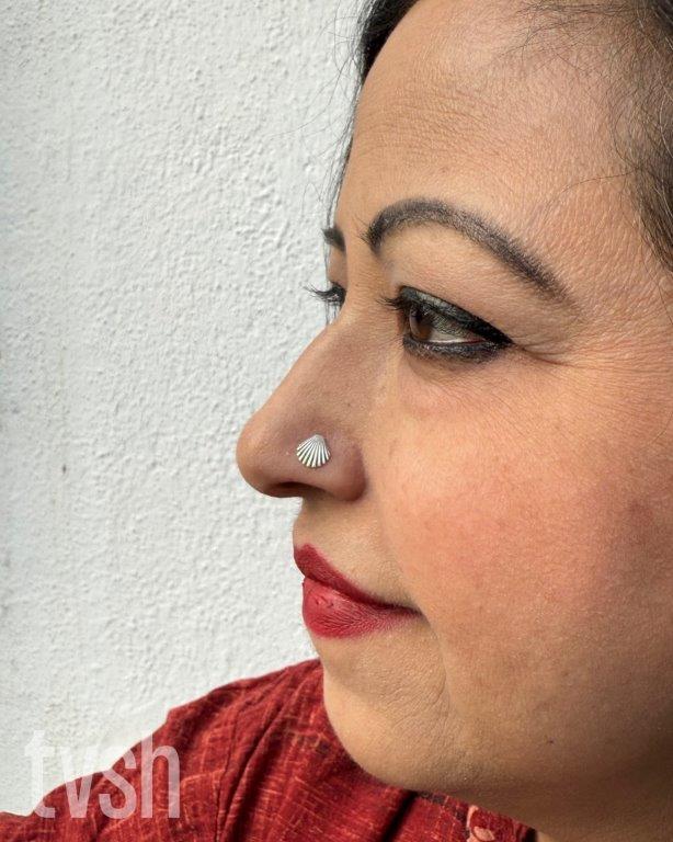 Shell shaped silver nose pin with screw