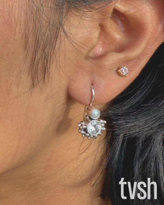 Silver hook and lock with pearl and zirconia