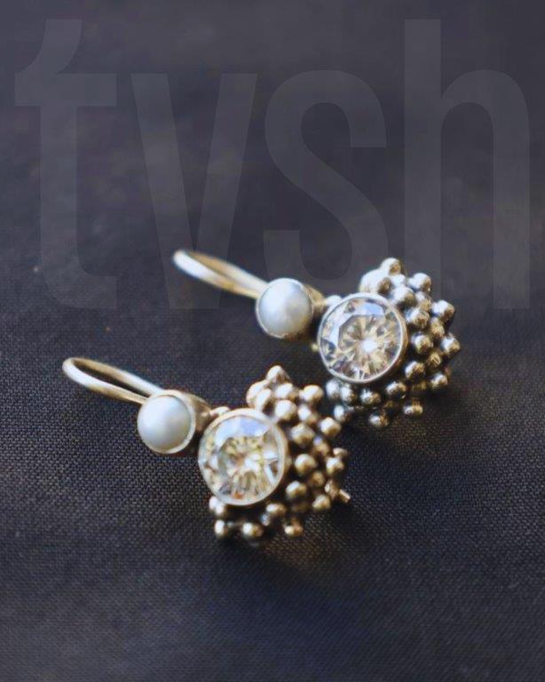 Silver hook and lock with pearl and zirconia